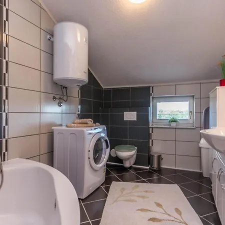 Four-bedroom In Дом отдыха Miranje