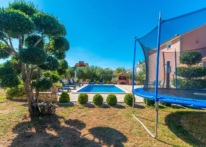 Vikendica Four-bedroom In Miranje