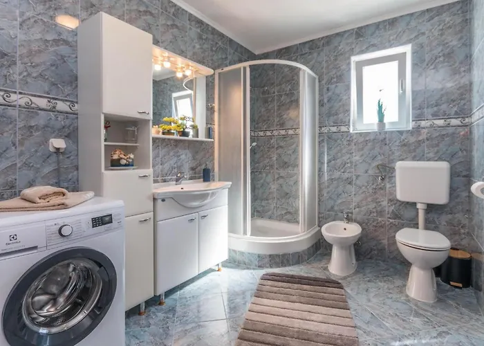 Vikendica Four-bedroom In Miranje