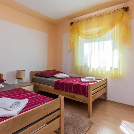 Vakantiehuis Four-bedroom In Miranje