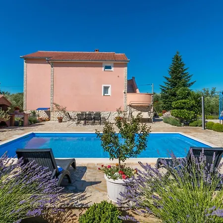 Four-bedroom In * Miranje