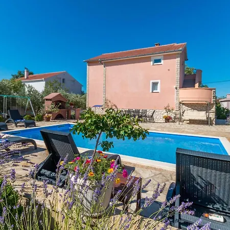 Vakantiehuis Four-bedroom In Miranje