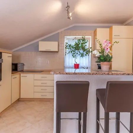 Four-bedroom In Miranje