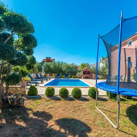 Vakantiehuis Four-bedroom In Miranje