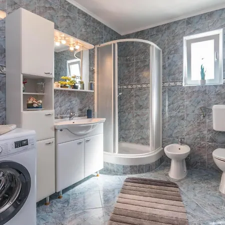 Vakantiehuis Four-bedroom In Miranje