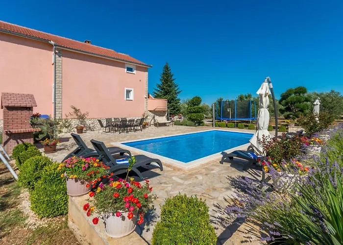 Four-bedroom In Дом отдыха Miranje