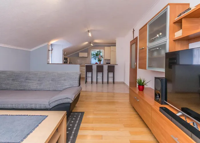 Vikendica Four-bedroom In Miranje