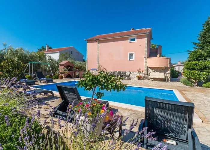 Дом отдыха Four-bedroom In Miranje