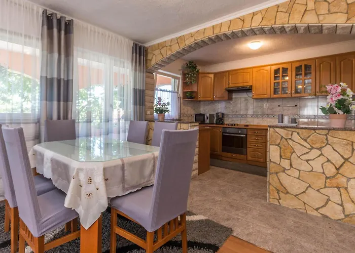 Four-bedroom In Miranje