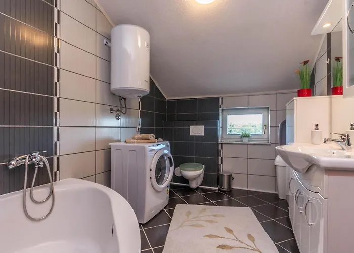 Four-bedroom In Дом отдыха Miranje